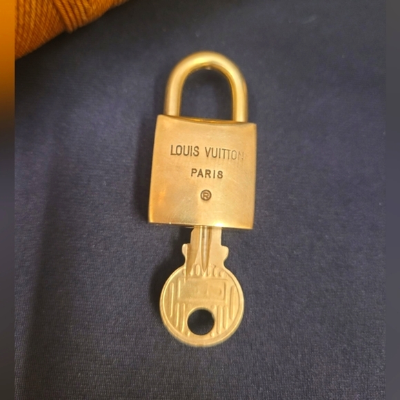 Authentic LV #204 Lock and Key - Picture 6 of 15
